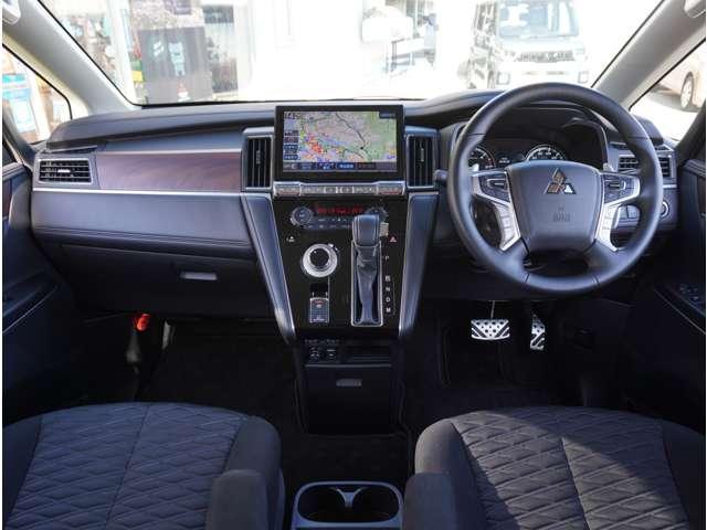 インパネ廻りの画像となります。車両評価証にてダッシュボードのり跡など、前ユーザー様がナビまたレーダーなど取り付けされていた車両もございます。評価証にてご確認頂くか現車確認をお勧めさせて頂きます。