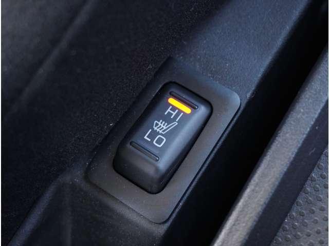 【シートヒーター】エアコンより早く温まってくれるので寒がりの人も快適です。エアコンの温風は乾燥するから苦手、という方にもをおすすめです。