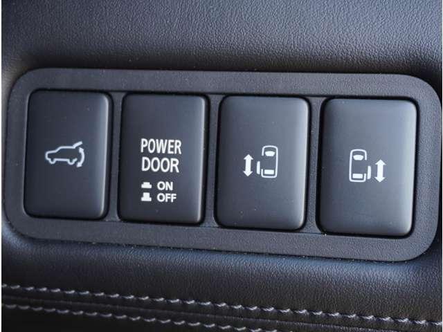 【電動スライドドア】ボタンを押すだけでスライドドアの開閉が可能。もちろんキーからの操作も可能。お子様を抱いている時・両手いっぱいの荷物を持ってる時など非常に役立ちます。