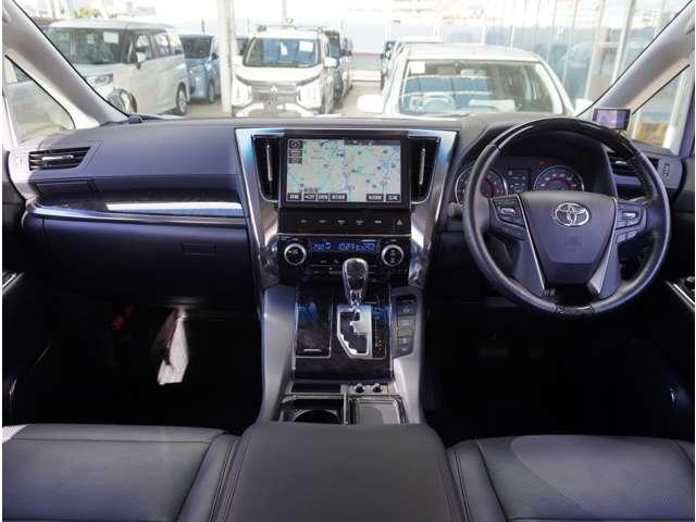 アルファード ２．５Ｓ　Ｃパッケージ　７人乗り　フリップダウンモニター　ナビ　両電動ドア　電動トランク　コーナーセンサ　Ｂモニタ　オットマン　地デジ　ＤＶＤ再生可能　シートクーラー　シートヒータ　リアオートエアコン　ナビテレビ　横滑り防止（8枚目）