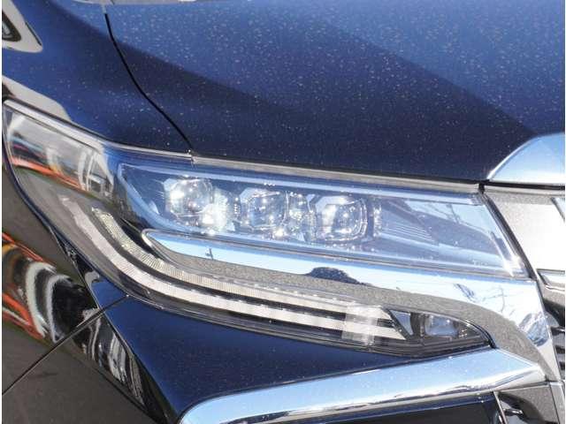 アルファード ２．５Ｓ　Ｃパッケージ　７人乗り　フリップダウンモニター　ナビ　両電動ドア　電動トランク　コーナーセンサ　Ｂモニタ　オットマン　地デジ　ＤＶＤ再生可能　シートクーラー　シートヒータ　リアオートエアコン　ナビテレビ　横滑り防止（20枚目）