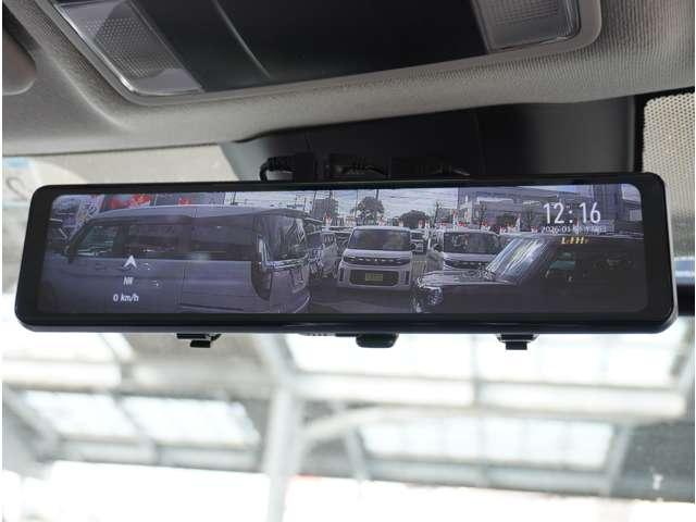 �f�W�^���C���i�[�~���[�����B�ԗ�����J�����̉f�����~���[���̃f�B�X�v���C�ɕ\���B�w�b�h���X�g��ו��ȂǂŎ��E����������ꂸ�Ɍ�����m�F���邱�Ƃ��ł��܂��B