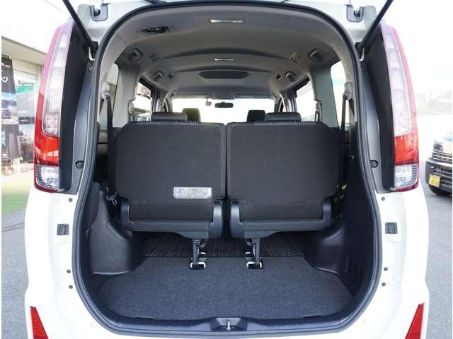 ノア Ｓｉ　三菱認定中古車保証　８人乗り　地デジ　ＤＶＤ視聴可　ＬＥＤヘットライト　ＥＴＣ付き　横滑り防止機能　ナビＴＶ　三列シート　ＡＷ　ＡＡＣ　パワーウインドウ　メモリーナビ　ＡＢＳ　パワーステアリング（11枚目）