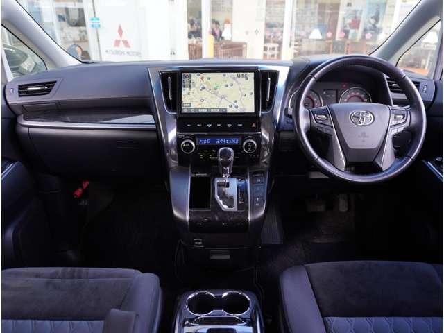 アルファード ２．５Ｓ　Ａパッケージ　７名乗り　後席モニター　ナビ　地上デジタル　アルミホイール　ナビＴＶ　イモビライザ　ＡＢＳ　キーフリー　ＬＥＤ　横滑り防止機能　クリソナ　オットマン　ＥＴＣ　エアバッグ　クルーズコントロール（8枚目）