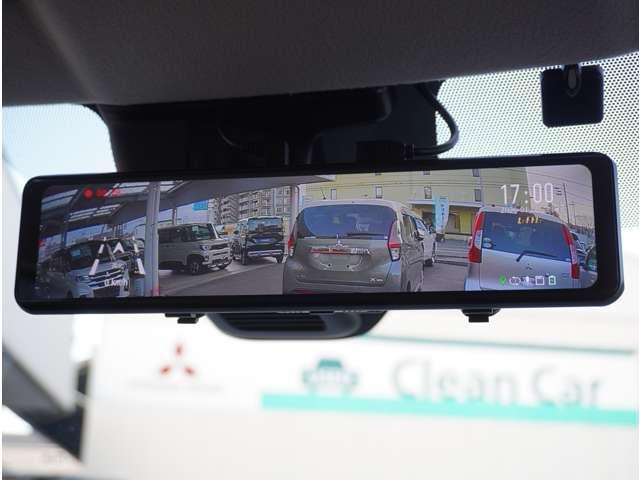 �f�W�^���C���i�[�~���[�����B�ԗ�����J�����̉f�����~���[���̃f�B�X�v���C�ɕ\���B�w�b�h���X�g��ו��ȂǂŎ��E����������ꂸ�Ɍ�����m�F���邱�Ƃ��ł��܂��B