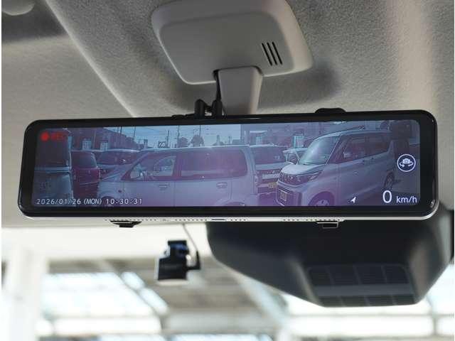 �f�W�^���C���i�[�~���[�����B�ԗ�����J�����̉f�����~���[���̃f�B�X�v���C�ɕ\���B�w�b�h���X�g��ו��ȂǂŎ��E����������ꂸ�Ɍ�����m�F���邱�Ƃ��ł��܂��B