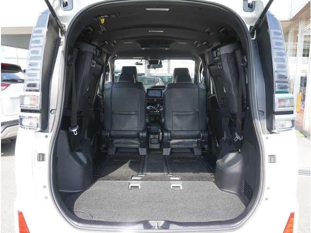 ヴォクシー ハイブリッドZS 煌II 7人乗り フリップダウンモニター ナビ ヘッドライトLED スマートキー&プッシュスタート アルミ シートヒータ 点検記録簿 メモリーナビゲーション 盗難防止装置 フルセグTV ウォークスルー AUX(13枚目)