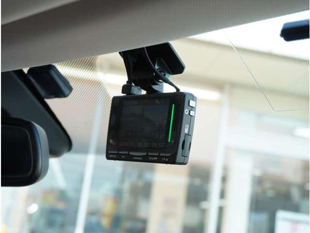 �y�O���S���ʃJ�����z�N���}��^�ォ�猩���悤�Ș��Ձi�ӂ���j�f���⏕��ȑ��̃T�C�h�f���ȂǁA���_��؂�ւ��ĕ\���B���܂��܂ȃA���O���Œ��Ԃ��T�|�[�g���܂��B