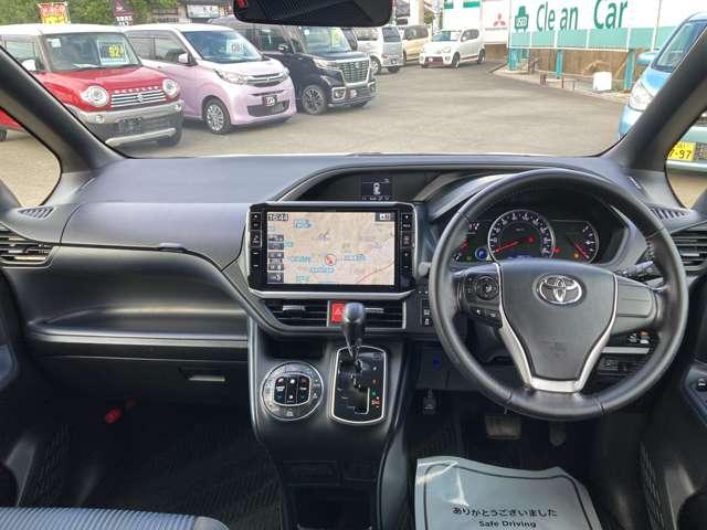 ヴォクシー ＺＳ　煌　三菱認定保証　フルセグナビ　バックカメラ　地上デジタル　両側パワードア　アイドリングストップ車　パワーウィンド　横滑防止　ＤＶＤ可　盗難防止装置　スマートエントリー　Ｂカメラ　メモリーナビ　３列シート（3枚目）