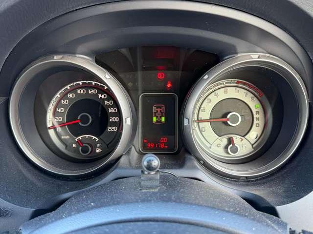 シンプルで見やすいスピードメーターです。