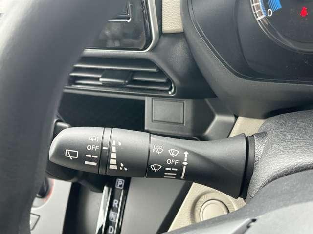 �ߗׂ̌�����ʋ@�ւ͂i�q�������{���̕��ԉw�ƂȂ�܂��B�w�܂ł̑��}���s���Ă���܂��̂ŋC�y�ɐ������|���������B