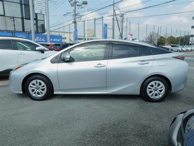 プリウス Ｓセーフティプラス　衝突軽減Ｓ　ＡＣ　ドラレコ付き　ＤＶＤ視聴　Ｒカメラ　クルーズＣ　ＬＥＤライト　ＥＴＣ装備　横滑り防止機能　ナビＴＶ　ＰＷ　ワンオ－ナ－　ＡＷ　サイドＳＲＳ　キーレスエントリ　ＡＢＳ　Ｗエアバッグ（3枚目）