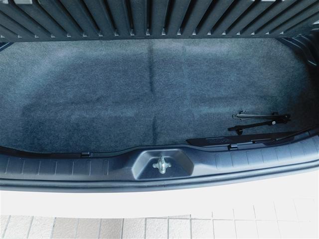 ヴォクシー ＺＳ　煌　アイドルストップ　リアカメラ　Ｗエアコン　１オーナー　地デジＴＶ　３列　ＬＥＤライト　アルミホイール　オートエアコン　ＤＶＤ視聴可能　ＥＴＣ　ウォークスルー　エアバック　盗難防止装置　メモリーナビ（13枚目）