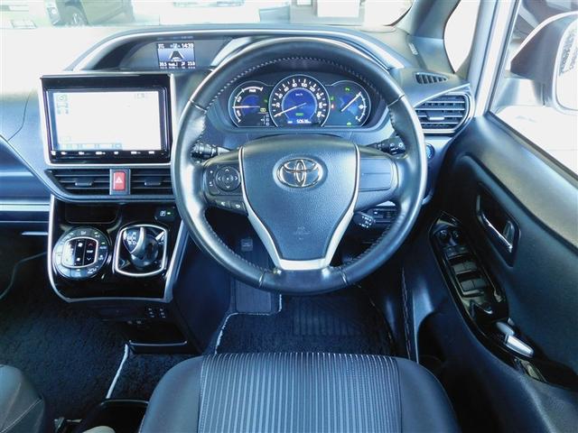 ヴォクシー ハイブリッドＺＳ　煌ＩＩ　３列シ－ト　キーフリー　ＥＴＣ車載器　ドラレコ付き　ウォークスルー　フルセグテレビ　ＬＥＤヘッドライト　デュアルエアコン　スマートキー　定期点検記録簿　ＡＵＸ　アルミ　メモリーナビゲーション　クルコン（3枚目）