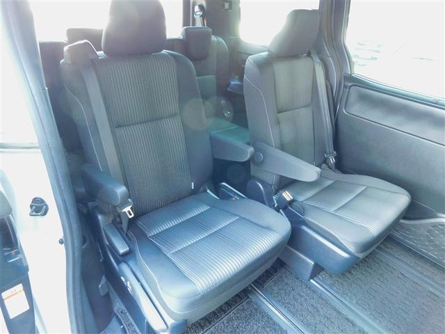 ヴォクシー ハイブリッドＺＳ　煌ＩＩ　３列シ－ト　キーフリー　ＥＴＣ車載器　ドラレコ付き　ウォークスルー　フルセグテレビ　ＬＥＤヘッドライト　デュアルエアコン　スマートキー　定期点検記録簿　ＡＵＸ　アルミ　メモリーナビゲーション　クルコン（6枚目）