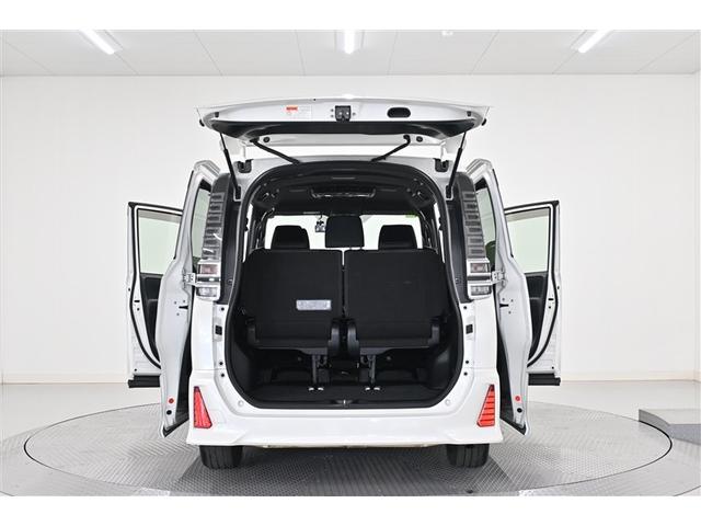 ヴォクシー ＺＳ　煌　両側自動ドア　リヤカメラ　ＤＶＤ再生可　地デジＴＶ　ＥＳＣ　プッシュスタートスマートキー　Ｗエアバッグ　パワーウィンドウ　ＬＥＤライト　キーレスエントリー　エアコン　メモリーナビゲーション　盗難防止（6枚目）