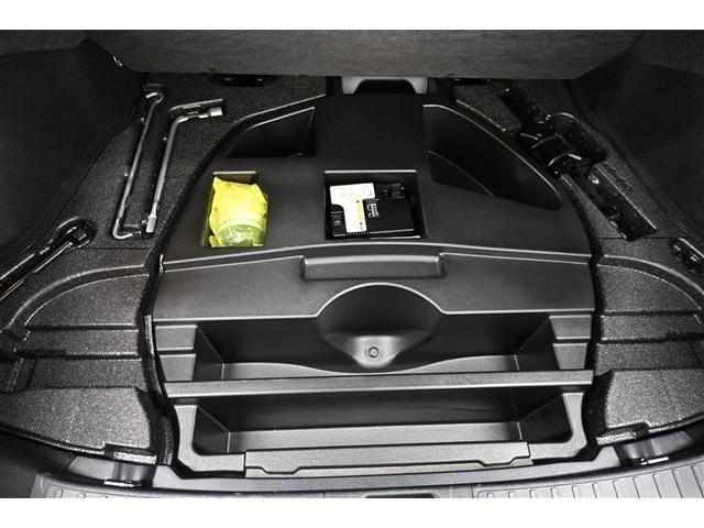 プリウス Ｓツーリングセレクション　インテリキー　地デジ　リアカメラ　ＬＥＤヘッドライト　セキュリティー　寒冷地仕様車　クルコン　オートエアコン　デュアルエアバッグ　ＥＳＣ　ＤＶＤ　フルタイム４ＷＤ　メモリーナビゲーション　ＥＴＣ車載器（9枚目）
