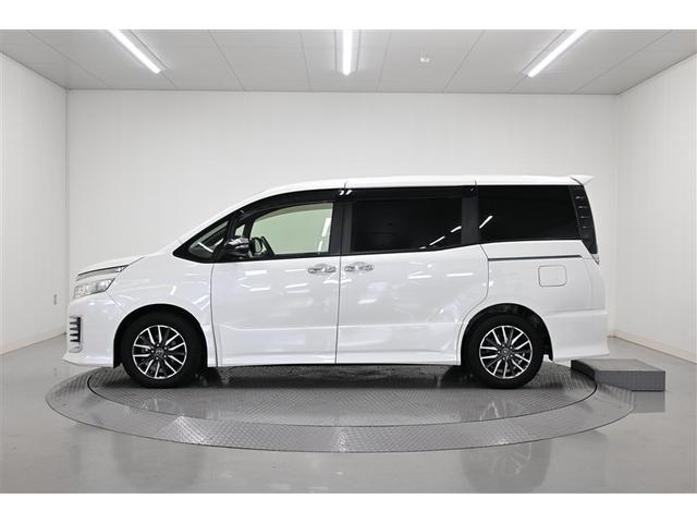 ヴォクシー ZS 煌 地上デジタル 両側パワードア アイドリングストップ車 パワーウィンド 横滑防止 DVD可 盗難防止装置 スマートエントリー Bカメラ LEDヘッドライト メモリーナビ 3列シート ダブルエアコン AW(4枚目)