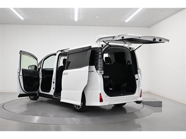 ヴォクシー ZS 煌 地上デジタル 両側パワードア アイドリングストップ車 パワーウィンド 横滑防止 DVD可 盗難防止装置 スマートエントリー Bカメラ LEDヘッドライト メモリーナビ 3列シート ダブルエアコン AW(6枚目)