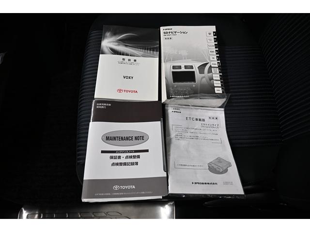 ヴォクシー ZS 煌 地上デジタル 両側パワードア アイドリングストップ車 パワーウィンド 横滑防止 DVD可 盗難防止装置 スマートエントリー Bカメラ LEDヘッドライト メモリーナビ 3列シート ダブルエアコン AW(36枚目)