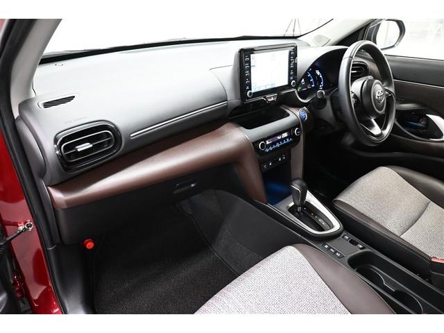 ヤリスクロス ハイブリッドＺ　ドライブレコーダ　インテリジェントキー　アルミホイル　ＬＥＤライト　リアカメラ　クルーズコントロール　整備記録簿　横滑り防止システム　ナビＴＶ　メモリーナビゲーション　電動シ－ト　パワステ　キーフリー（11枚目）