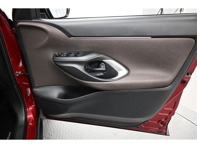 ヤリスクロス ハイブリッドＺ　ドライブレコーダ　インテリジェントキー　アルミホイル　ＬＥＤライト　リアカメラ　クルーズコントロール　整備記録簿　横滑り防止システム　ナビＴＶ　メモリーナビゲーション　電動シ－ト　パワステ　キーフリー（35枚目）