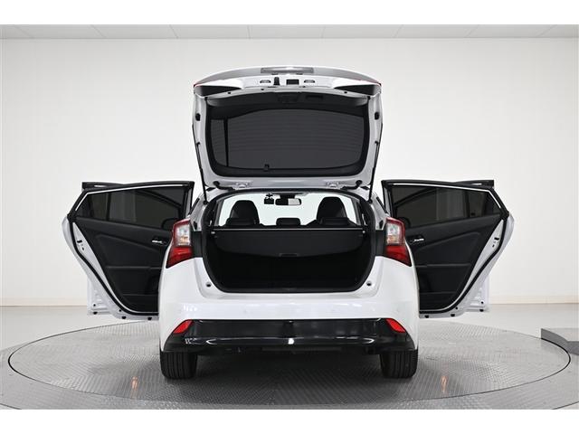 プリウス Ｓツーリングセレクション　ドライブレコーダ　地デジ　バックモニタ　定期点検記録簿　オ－トエアコン　ＬＥＤランプ　横滑り防止　セキュリティアラーム　エアバック　サイドエアバック　ＡＣ１００Ｖ　ＤＶＤ視聴可　ＥＴＣ車載器　ナビＴＶ（6枚目）