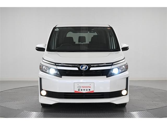 ヴォクシー ハイブリッドＶ　横滑防止装置　リアカメラ　エアバック　パワーウインドウ　ＡＷ　メモリナビ　ドラレコ付き　パワステ　ＬＥＤライト　盗難防止　ＤＶＤ再生機能　Ｗエアコン　ナビＴＶ　リモコンキー　Ｗエアバッグ　ＥＴＣ　３列（2枚目）