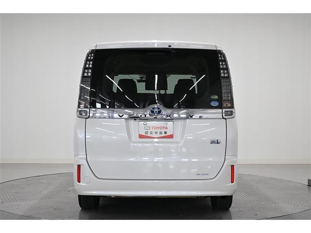 ヴォクシー ハイブリッドＶ　横滑防止装置　リアカメラ　エアバック　パワーウインドウ　ＡＷ　メモリナビ　ドラレコ付き　パワステ　ＬＥＤライト　盗難防止　ＤＶＤ再生機能　Ｗエアコン　ナビＴＶ　リモコンキー　Ｗエアバッグ　ＥＴＣ　３列（3枚目）