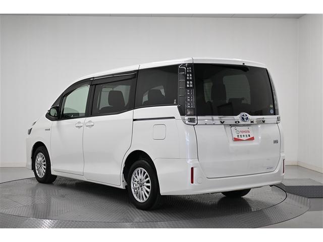 ヴォクシー ハイブリッドＶ　横滑防止装置　リアカメラ　エアバック　パワーウインドウ　ＡＷ　メモリナビ　ドラレコ付き　パワステ　ＬＥＤライト　盗難防止　ＤＶＤ再生機能　Ｗエアコン　ナビＴＶ　リモコンキー　Ｗエアバッグ　ＥＴＣ　３列（5枚目）