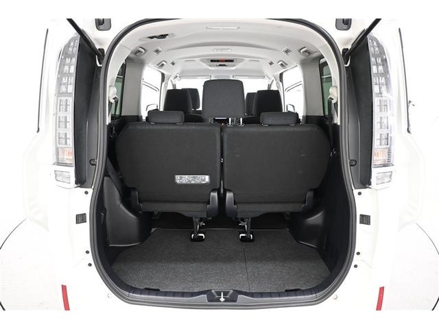 ヴォクシー ハイブリッドＶ　横滑防止装置　リアカメラ　エアバック　パワーウインドウ　ＡＷ　メモリナビ　ドラレコ付き　パワステ　ＬＥＤライト　盗難防止　ＤＶＤ再生機能　Ｗエアコン　ナビＴＶ　リモコンキー　Ｗエアバッグ　ＥＴＣ　３列（6枚目）