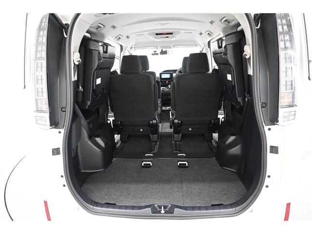 ヴォクシー ハイブリッドＶ　横滑防止装置　リアカメラ　エアバック　パワーウインドウ　ＡＷ　メモリナビ　ドラレコ付き　パワステ　ＬＥＤライト　盗難防止　ＤＶＤ再生機能　Ｗエアコン　ナビＴＶ　リモコンキー　Ｗエアバッグ　ＥＴＣ　３列（7枚目）