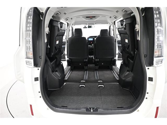 ヴォクシー ハイブリッドＶ　横滑防止装置　リアカメラ　エアバック　パワーウインドウ　ＡＷ　メモリナビ　ドラレコ付き　パワステ　ＬＥＤライト　盗難防止　ＤＶＤ再生機能　Ｗエアコン　ナビＴＶ　リモコンキー　Ｗエアバッグ　ＥＴＣ　３列（8枚目）