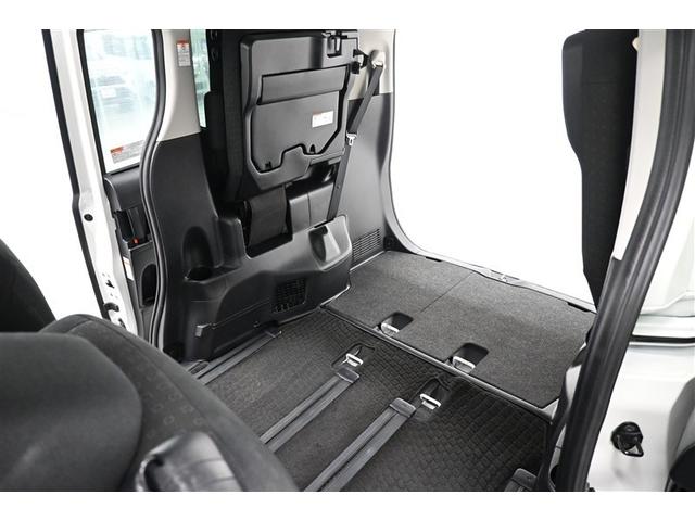 ヴォクシー ハイブリッドＶ　横滑防止装置　リアカメラ　エアバック　パワーウインドウ　ＡＷ　メモリナビ　ドラレコ付き　パワステ　ＬＥＤライト　盗難防止　ＤＶＤ再生機能　Ｗエアコン　ナビＴＶ　リモコンキー　Ｗエアバッグ　ＥＴＣ　３列（9枚目）