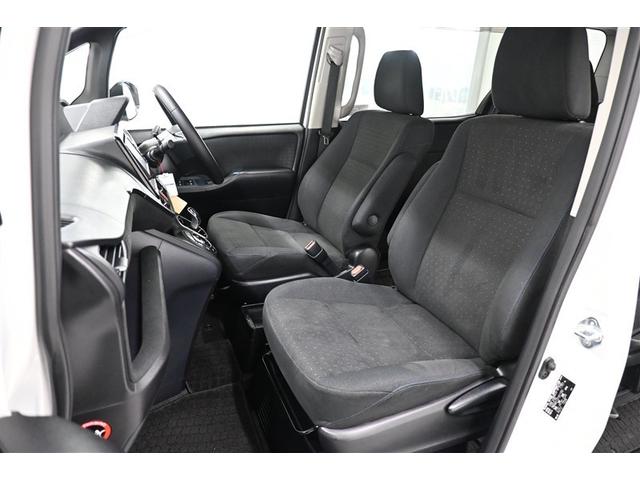 ヴォクシー ハイブリッドＶ　横滑防止装置　リアカメラ　エアバック　パワーウインドウ　ＡＷ　メモリナビ　ドラレコ付き　パワステ　ＬＥＤライト　盗難防止　ＤＶＤ再生機能　Ｗエアコン　ナビＴＶ　リモコンキー　Ｗエアバッグ　ＥＴＣ　３列（12枚目）