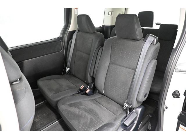 ヴォクシー ハイブリッドＶ　横滑防止装置　リアカメラ　エアバック　パワーウインドウ　ＡＷ　メモリナビ　ドラレコ付き　パワステ　ＬＥＤライト　盗難防止　ＤＶＤ再生機能　Ｗエアコン　ナビＴＶ　リモコンキー　Ｗエアバッグ　ＥＴＣ　３列（13枚目）