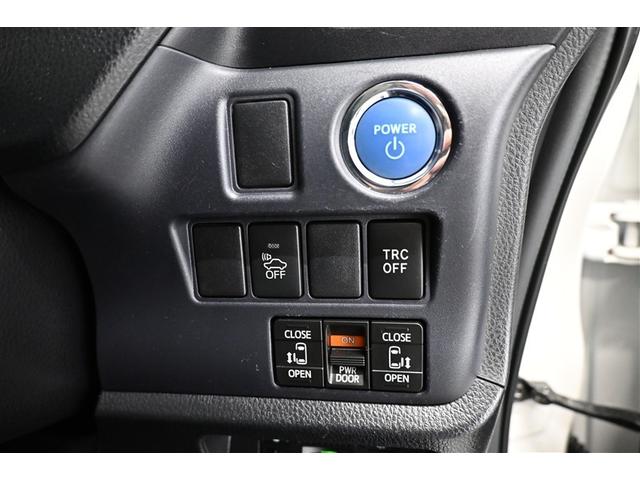 ヴォクシー ハイブリッドＶ　横滑防止装置　リアカメラ　エアバック　パワーウインドウ　ＡＷ　メモリナビ　ドラレコ付き　パワステ　ＬＥＤライト　盗難防止　ＤＶＤ再生機能　Ｗエアコン　ナビＴＶ　リモコンキー　Ｗエアバッグ　ＥＴＣ　３列（17枚目）