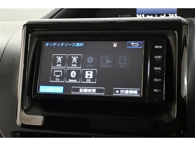 ヴォクシー ハイブリッドＶ　横滑防止装置　リアカメラ　エアバック　パワーウインドウ　ＡＷ　メモリナビ　ドラレコ付き　パワステ　ＬＥＤライト　盗難防止　ＤＶＤ再生機能　Ｗエアコン　ナビＴＶ　リモコンキー　Ｗエアバッグ　ＥＴＣ　３列（23枚目）