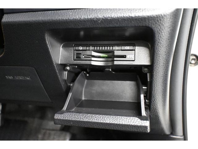 ヴォクシー ハイブリッドＶ　横滑防止装置　リアカメラ　エアバック　パワーウインドウ　ＡＷ　メモリナビ　ドラレコ付き　パワステ　ＬＥＤライト　盗難防止　ＤＶＤ再生機能　Ｗエアコン　ナビＴＶ　リモコンキー　Ｗエアバッグ　ＥＴＣ　３列（26枚目）