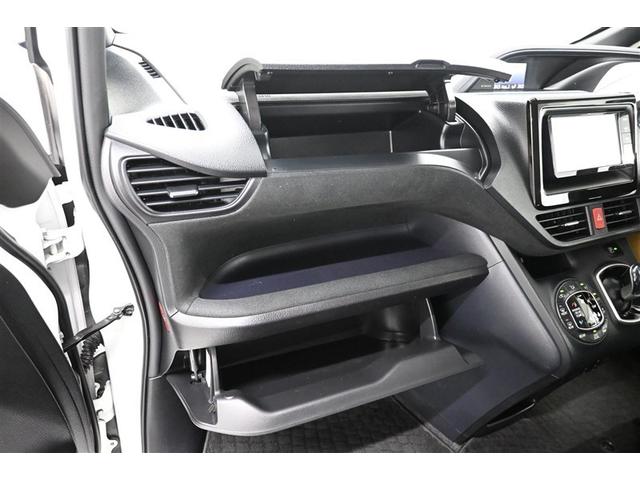 ヴォクシー ハイブリッドＶ　横滑防止装置　リアカメラ　エアバック　パワーウインドウ　ＡＷ　メモリナビ　ドラレコ付き　パワステ　ＬＥＤライト　盗難防止　ＤＶＤ再生機能　Ｗエアコン　ナビＴＶ　リモコンキー　Ｗエアバッグ　ＥＴＣ　３列（30枚目）