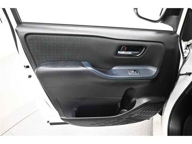 ヴォクシー ハイブリッドＶ　横滑防止装置　リアカメラ　エアバック　パワーウインドウ　ＡＷ　メモリナビ　ドラレコ付き　パワステ　ＬＥＤライト　盗難防止　ＤＶＤ再生機能　Ｗエアコン　ナビＴＶ　リモコンキー　Ｗエアバッグ　ＥＴＣ　３列（35枚目）