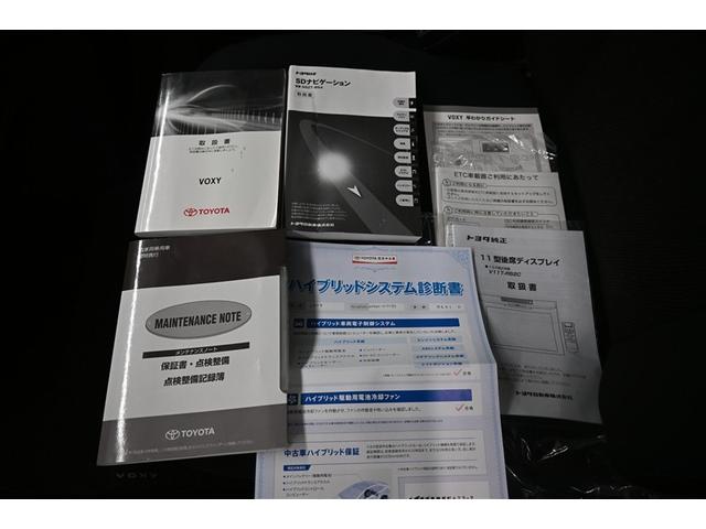 ヴォクシー ハイブリッドＶ　横滑防止装置　リアカメラ　エアバック　パワーウインドウ　ＡＷ　メモリナビ　ドラレコ付き　パワステ　ＬＥＤライト　盗難防止　ＤＶＤ再生機能　Ｗエアコン　ナビＴＶ　リモコンキー　Ｗエアバッグ　ＥＴＣ　３列（39枚目）
