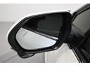 隣車線を走る車両をレーダーで検知し、ドアミラーでは確認しにくい後側方エリアに存在する車両に加え、急接近してくる車両も検知します。車両を検知するとドアミラーに搭載されたLEDインジケーターが点灯します。