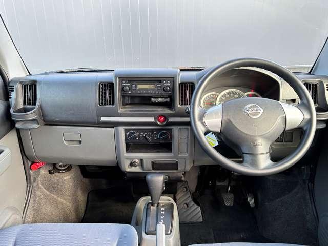 ◆室内前方◆足元が深くゆったりしていてストレスを感じません。シートのクッションもやわらかくロングドライブの疲労を軽減してくれます。