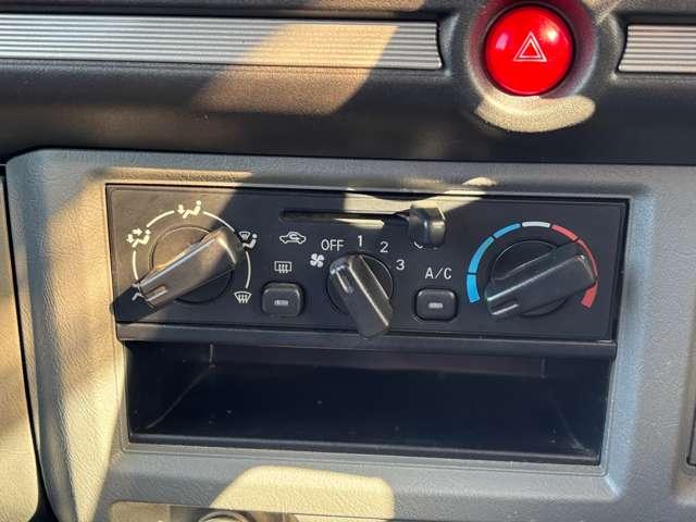操作の簡単なマニュアルエアコン装備で夏場・冬場でも快適なドライブができます！さらにクリーンフィルターの採用で車内の空気をキレイにするなど、いろいろな機能を持つ便利なエアコンで快適に☆