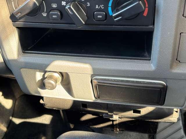 喫煙者には嬉しい灰皿が搭載しております。シガーヒーターも装備◎火の元には十分注意しましょう。