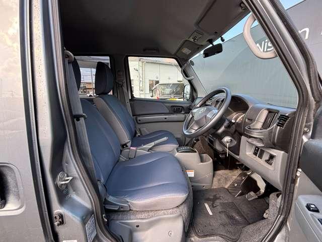 開口も広くシート位置も適度な高さですので乗降ラクラク！シートの高さ調節も可能です◎足元もゆったりしてますよ！！