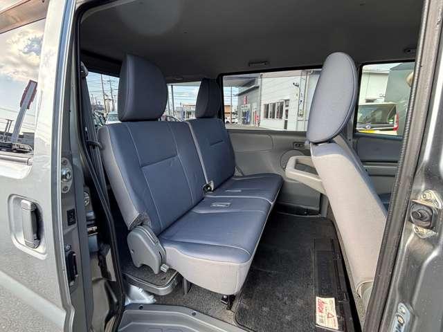 大人４人でも余裕で座れる十分な室内幅を確保。後席はひざ周りスペースも広く脚を組んで座れるほど。フロア部には段差がないので足元にも窮屈さを感じません☆