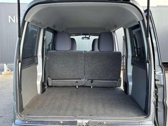 後部座席に座れる状態でも荷室はこれだけの広さがあるのでお出かけやお買い物にも重宝します。ついつい買い物しすぎても安心ですね♪