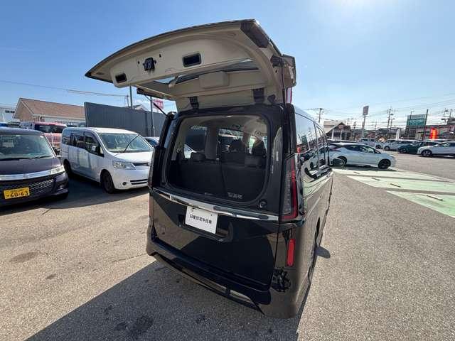 �o�b�N�h�A�̐^�񒆂���J���邱�Ƃ��\�ł��B��낪�����Ă��ו������[������o�����肷�邱�Ƃ��ȒP�ɏo���܂��B